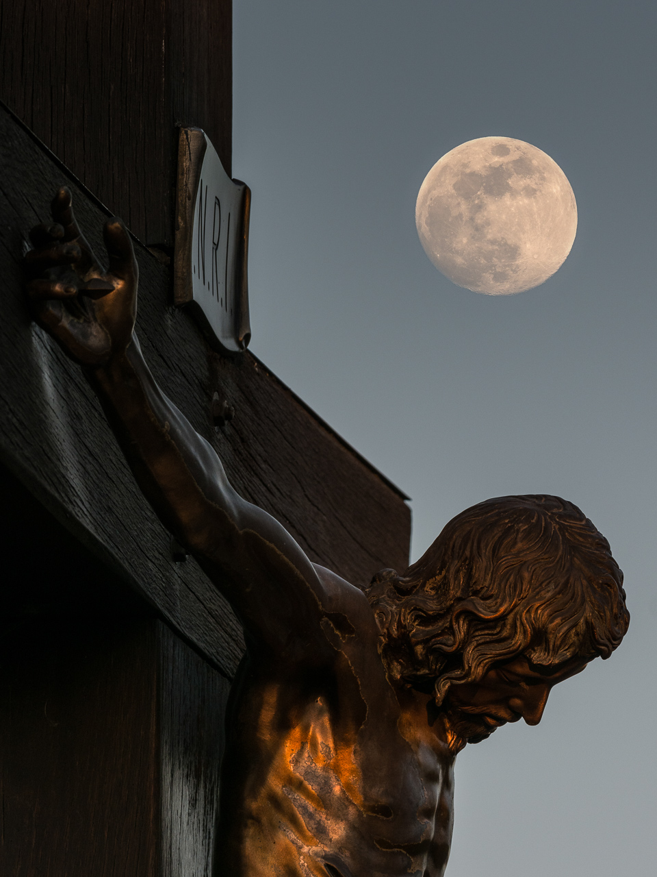 Wegkreuz mit Vollmond